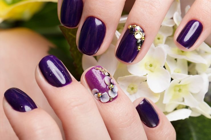 紫の高級感のネイル